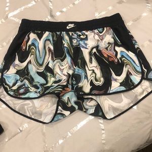 Nike shorts L